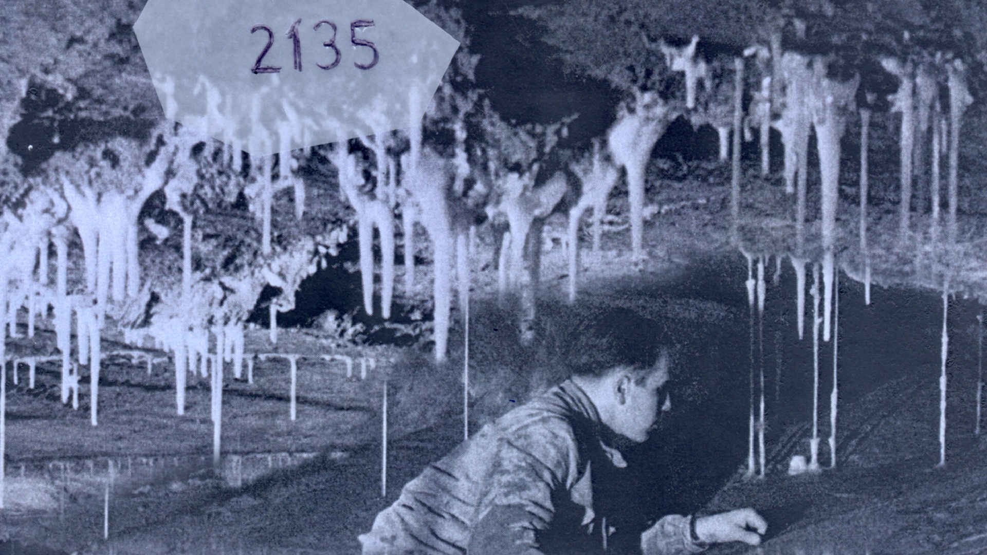 Mann unter Tropfsteinen